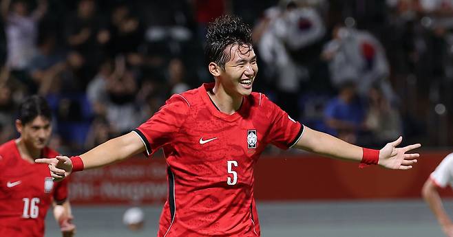 추가골 넣은 한국 김지수      (나고야=연합뉴스) 김성민 기자 = 25일 일본 나고야 미즈호 공원 럭비경기장에서 열린 2026 아이치·나고야 아시안게임 남자 축구 8강 한국과 베트남의 경기. 한국 김지수가 후반전 팀 두번째 골을 넣고 기뻐하고 있다. 2026.9.25      ksm7976@yna.co.kr  (끝)      <저작권자(c) 연합뉴스, 무단 전재-재배포, AI 학습 및 활용 금지>
