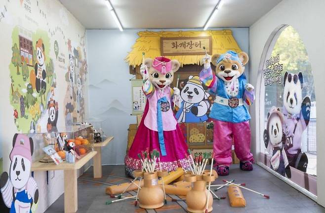 에버랜드가 추석 연휴를 맞아 판다 스티커 랠리, 민속놀이, 한복 포토타임 등 다채로운 명절 프로그램을 선보인다. 연합뉴스
