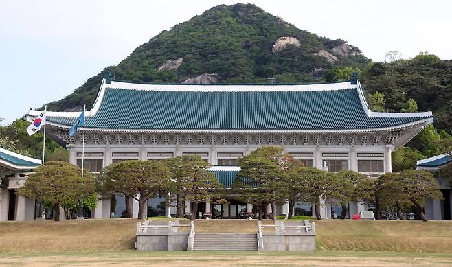 청와대 본관과 대정원. 연합뉴스