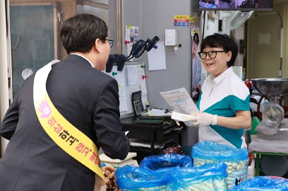 KB국민은행이 지난 18일 서울 영등포구 영등포전통시장에서 전통시장 활성화와 소외이웃 지원을 위한 ‘2026 추석맞이 전통시장 사랑나눔’ 행사를 진행했다. 이와 함께 시장 상인과 방문객에게 주요 금융사기 수법과 예방 요령을 안내했다. [사진=KB국민은행]