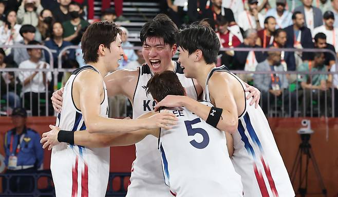 ▲ 25일 일본 나고야 긴조후토역 광장 특설 코트에서 열린 2026 아이치·나고야 아시안게임 남자 3대3 농구 결승전 대한민국 대 카타르의 경기. 승리를 거둔 대한민국 선수들이 환호하고 있다. 연합뉴스