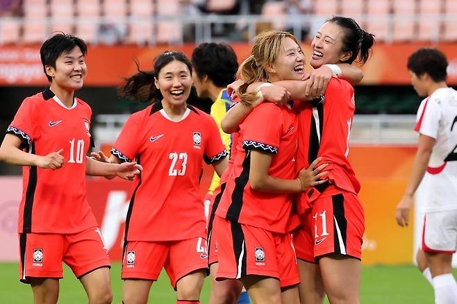 ▲ 한국 아시안게임 여자 축구 국가대표팀 윤수정이 21일 시즈호카 후쿠로이 시즈오카 스타디움 에코파에서 열린 북한과 2026 아이치-나고야 아시안게임 여자 축구 조별리그 F조 최종전에서 득점한 뒤 동료들과 기쁨을 나누고 있다. 연합뉴스