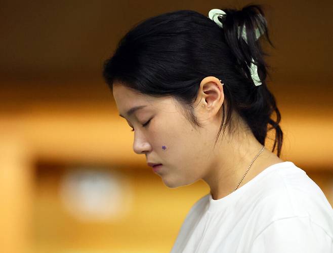 사격 국가대표 추가은이 25일 일본 아이치현 종합사격장에서 열린 2026 아이치·나고야 아시안게임 사격 혼성 단체 10ｍ 공기권총 본선 격발 전 집중하고 있다. 연합뉴스