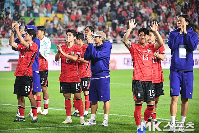 한국 축구 대표팀 선수들이 팬들에게 감사 인사를 전하고 있다. 사진=천정환 기자