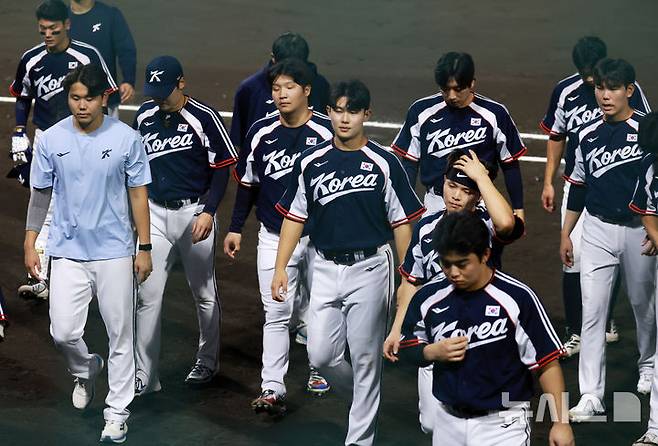 [나고야(일본)=뉴시스] 이영환 기자 = 25일 오후(현지 시간) 일본 아이치현 도요하시 시민구장에서 열린 2026 아이치·나고야 아시안게임 남자 야구 슈퍼라운드 1차전 한국과 일본의 경기에서 0-5로 일본에 패한 한국 선수들이 굳은 표정으로 경기장을 나서고 있다. 2026.09.25. 20hwan@newsis.com