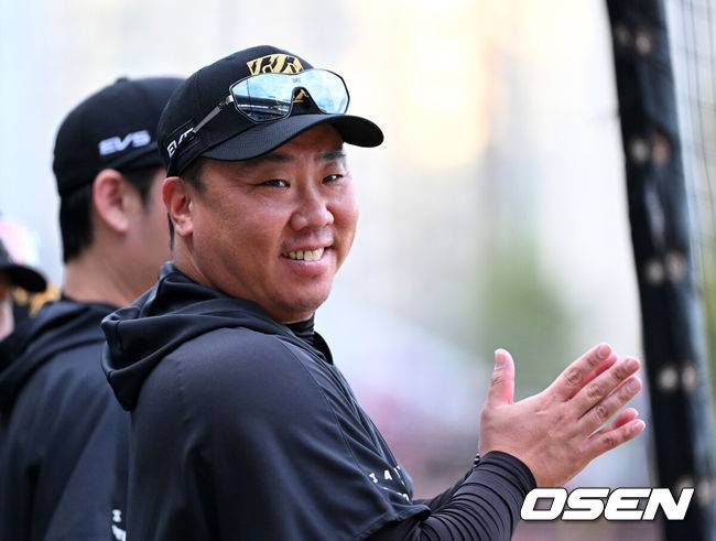 [OSEN=광주, 이대선 기자] 4일 광주-기아 챔피언스필드에서 2026 신한 SOL KBO리그 KIA 타이거즈와 KT 위즈의 경기가 열렸다. 경기에 앞서 KIA 이범호 감독이 미소를 짓고 있다. 2026.09.04 /sunday@osen.co.kr