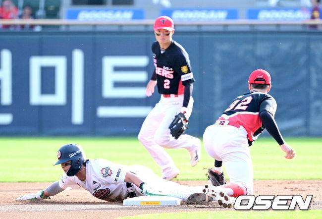 [OSEN=잠실, 최규한 기자] 18일 오후 서울 잠실야구장에서 ‘2026 신한 SOL KBO리그’ 두산 베어스와 KIA 타이거즈의 경기가 열렸다.홈팀 두산은 최승용, 방문팀 KIA는 애덤 올러를 선발로 내세웠다.1회말 무사 1루 상황 두산 손아섭 타석 때 주자 박찬호가 2루 도루에 서공하고 있다. 2026.04.18 / dreamer@osen.co.kr