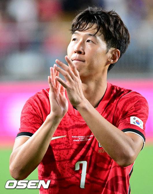 [OSEN=수원, 최규한 기자] 한국 축구가 로베르토 모레노 감독의&nbsp;데뷔전을&nbsp;대승으로 장식했다.&nbsp;모레노 임시 감독이 이끄는 대한민국 축구대표팀(FIFA 랭킹 32위)은&nbsp;24일 수원월드컵경기장에서 열린 9월 A매치 평가전에서 에콰도르(FIFA 랭킹 25위)를 3-0으로 제압했다.경기를 마치고 한국 손흥민이 피치를 돌며 팬들에게 인사를 전하고 있다. 2026.09.24 / dreamer@osen.co.kr