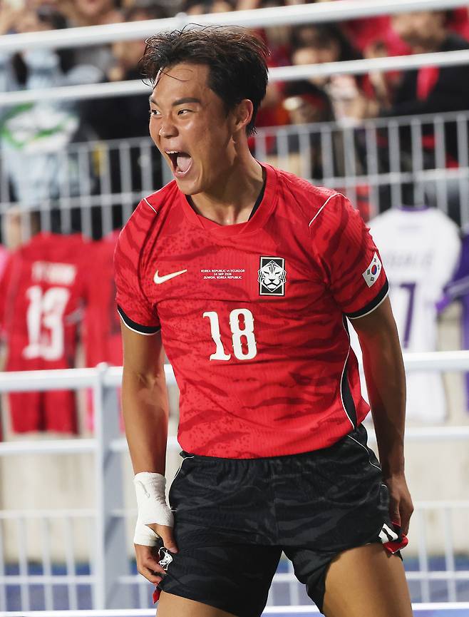 24일 경기도 수원월드컵경기장에서 열린 축구 국가대표팀 평가전 대한민국과 에콰도르의 경기. 한국 첫 번째 골을 넣은 오현규가 기뻐하고 있다. 연합뉴스