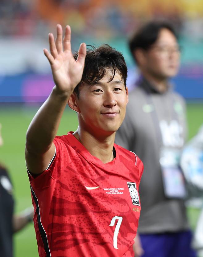 &nbsp;24일 경기 수원시 팔달구 수원월드컵경기장에서 열린 축구 국가대표 평가전 대한민국과 에콰도르의 경기, 축구대표팀이 3대0으로 승리했다. 손흥민이 관중에게 인사를 하고 있다. 뉴스1