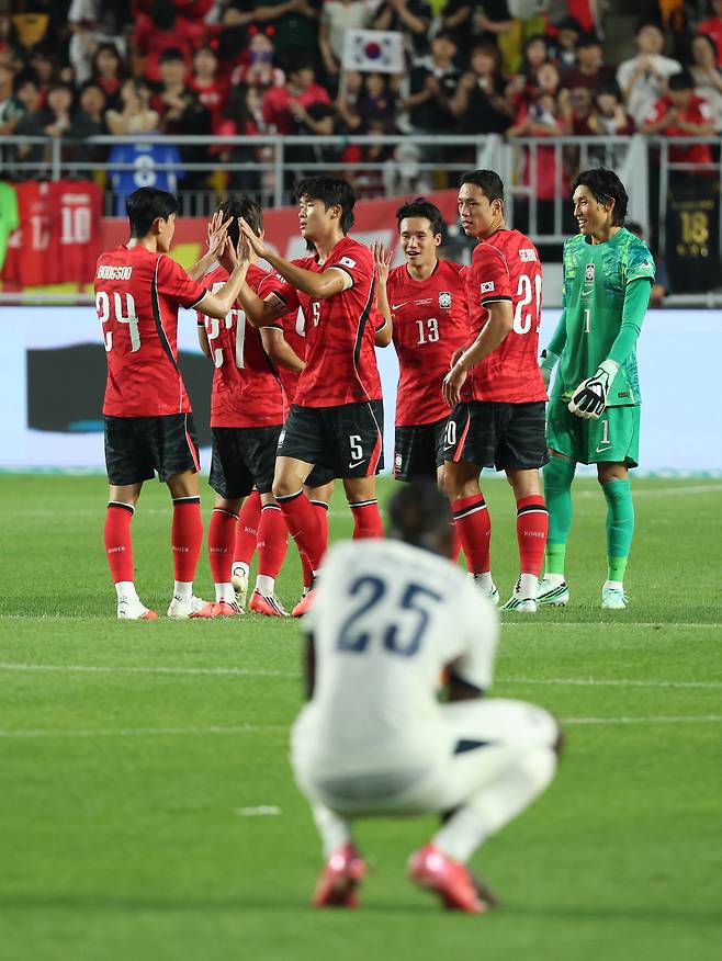24일 경기 수원시 팔달구 수원월드컵경기장에서 열린 축구 국가대표 평가전 대한민국과 에콰도르의 경기, 3대0 승리를 거둔 대한민국 선수들이 기뻐하고 있다. 뉴스1
