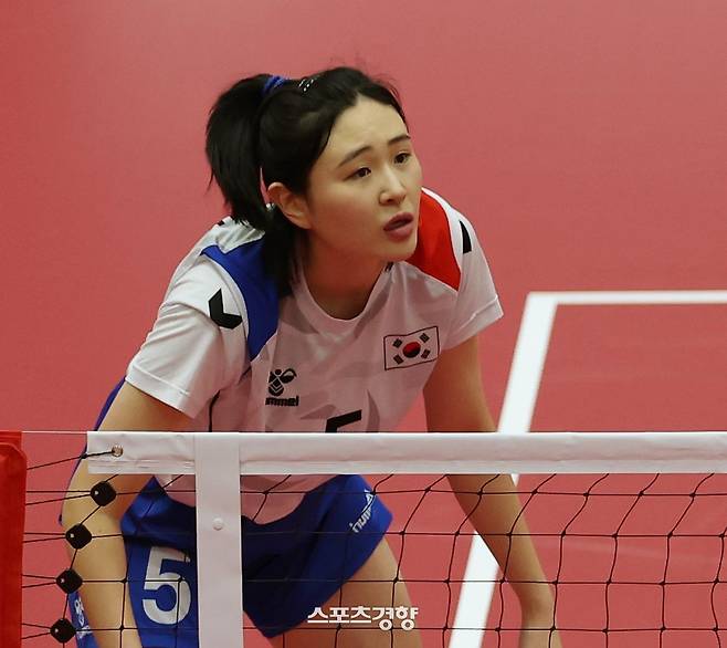 한국 최지나가 25일 일본 나고야 미즈호공원 체육관에서 열린 2026 아이치·나고야 아시안게임 세팍타크로 여자 결승 태국과의 경기에서 수비를 하고 있다. 2026.9.25. 나고야|강윤중 선임기자