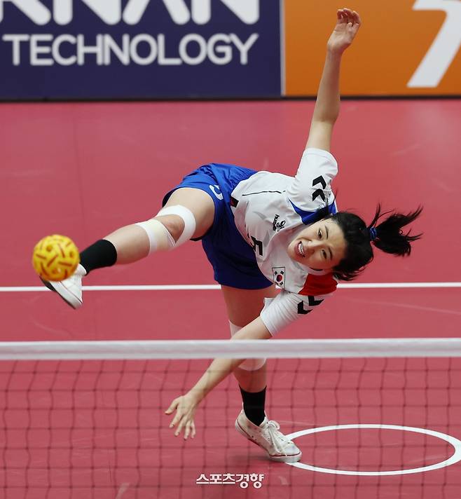 한국 최지나가 25일 일본 나고야 미즈호공원 체육관에서 열린 2026 아이치·나고야 아시안게임 세팍타크로 여자 결승 태국과의 경기에서 서브를 넣고 있다. 2026.9.25. 나고야|강윤중 선임기자