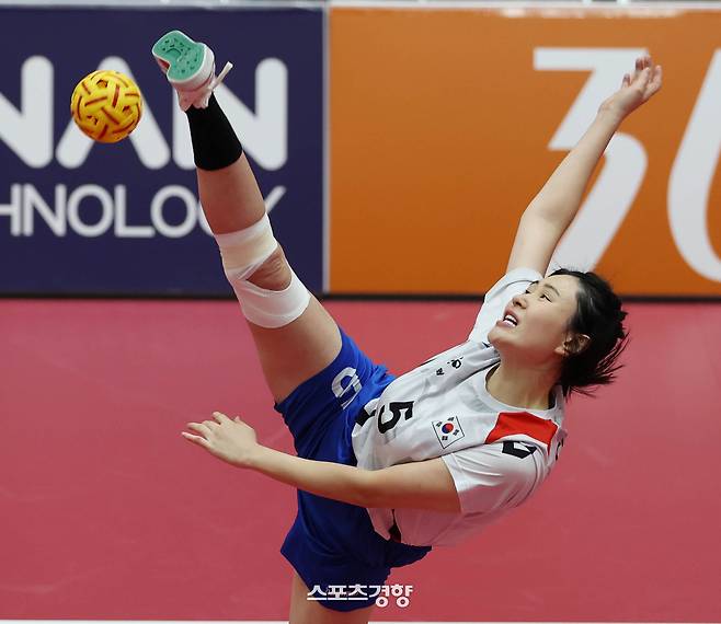 한국 최지나가 25일 일본 나고야 미즈호공원 체육관에서 열린 2026 아이치·나고야 아시안게임 세팍타크로 여자 결승 태국과의 경기에서 서브를 넣고 있다. 2026.9.25. 나고야|강윤중 선임기자