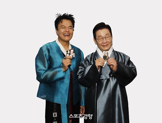 이재명 대통령이 지난해 10월 경기도 고양시 킨텍스에서 열린 대중문화교류위원회 출범식에 앞서 박진영 공동위원장과 K컬처굿즈를 관람하며 K팝 아이돌 기념품을 보고 있다. 대통령실사진기자단