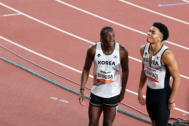 나마디 조엘진(예천군청)은 25일(한국시간) 일본 나고야 미즈호공원 육상경기장에서 열린 2026 아이치·나고야 하계아시안게임 육상 남자 100m 결승에서 10초17로 4위를 차지했다. 함께 결승에 출전한 비웨사 다니엘 가사마(안산시청)는 10초19로 5위에 올갔다. 한국 육상의 44년 만에 남자 100m 메달을 얻지는 못했지만 지난 항저우 대회 금메달리스트 셰전예(중국·7위) 보다 높은 순위를 차지했다. 연합뉴스