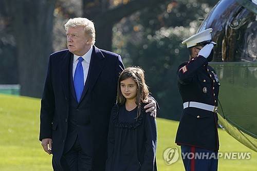 2020년 트럼프와 함께 선 아라벨라  [AP=연합뉴스 자료사진. 재판매 및 DB 금지]