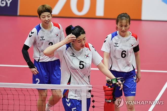 아쉬워하는 최지나-한예지-이민주 (나고야=연합뉴스) 서대연 기자 = 25일 일본 나고야 미즈호 공원 체육관에서 열린 2026 아이치·나고야 아시안게임 세팍타크로 여자 팀 레구 결승 대한민국과 태국의 경기. 
    대한민국 최지나(가운데)-한예지(왼쪽)-이민주가 첫번째 레구에서 태국에 2세트를 연달아 내준 뒤 아쉬워하고 있다. 2026.9.25 dwise@yna.co.kr