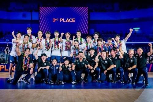 아시아선수권 3위 오른 남자배구대표팀 남자 배구 대표팀이 13일 일본 후쿠오카현 기타큐슈 시립체육관에서 열린 2026 아시아선수권대회 호주와 3-4위 결정전에서 승리해 3위에 오른 뒤 단체 사진을 찍고 있다. [아시아배구연맹 소셜미디어 캡처. 재배포 및 DB 금지]