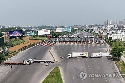 전 총리 석방 촉구 시위 앞두고 봉쇄된 파키스탄 수도권 고속도로 [AFP=연합뉴스. 재판매 및 DB 금지]