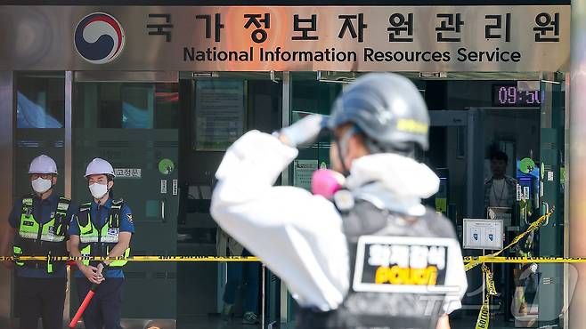 27일 오전 대전 유성구 국가정보자원관리원 화재현장에서 경찰 과학수사대 화재감식 관계자들이 건물 내부로 이동하고 있다. 전산 자원을 통합 관리하는 행정안전부 산하 국가정보자원관리원에서 지난 26일 오후 배터리 교체 작업 중 화재가 발생, 정부 온라인 서비스 70개가 마비됐다. 2025.9.27 ⓒ 뉴스1 김진환 기자