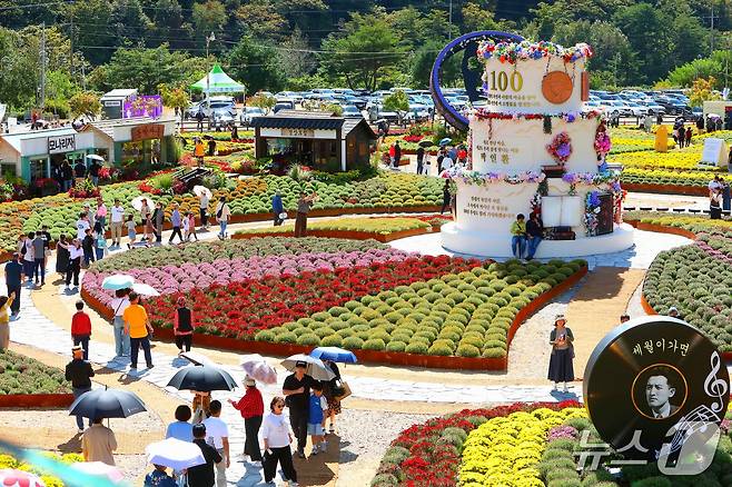 추석 연휴이자 토요일인 26일 강원 인제군 북면 용대관광지 일원에서 열린 '2026 인제 가을꽃축제'를 찾은 방문객들이 형형색색의 가을꽃을 감상하며 축제를 즐기고 있다. (인제군 제공. 재판매 및 DB 금지) 2026.9.26 ⓒ 뉴스1 한귀섭 기자