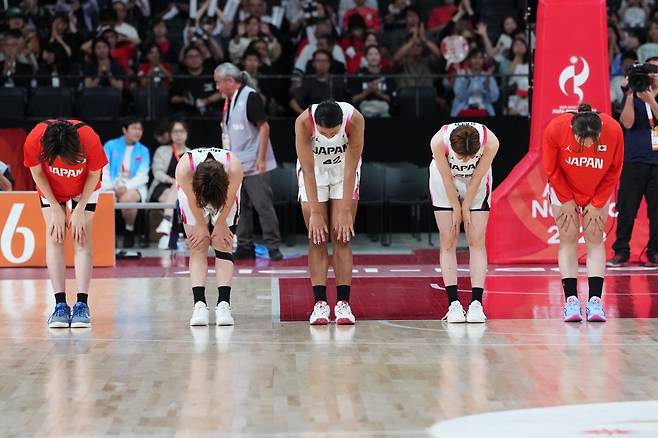 Team Japan players bow to the spectators after the women's basketball final against South Korea at the Asian Games in Nagoya, Japan, Saturday, Sept. 26, 2026. (AP Photo/Aaron Favila)

<저작권자(c) 연합뉴스, 무단 전재-재배포, AI 학습 및 활용 금지>