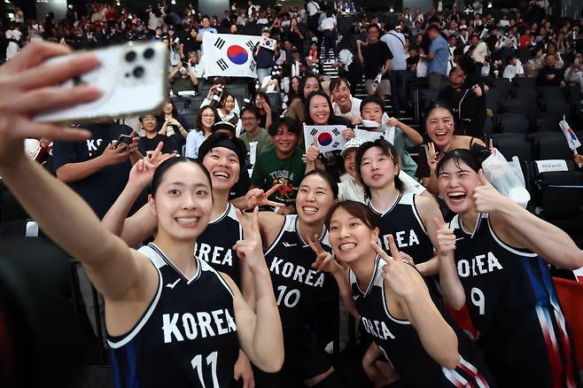 한국 여자 농구, 12년만에 아시안게임 금메달

    (나고야=연합뉴스) 윤동진 기자 = 26일 일본 나고야 아이치 인터내셔널 아레나에서 열린 2026 아이치·나고야 아시안게임 여자 농구 한국 대 일본 결승. 승리를 거둔 대한민국 선수들이 기념촬영을 하고 있다. 2026.9.26