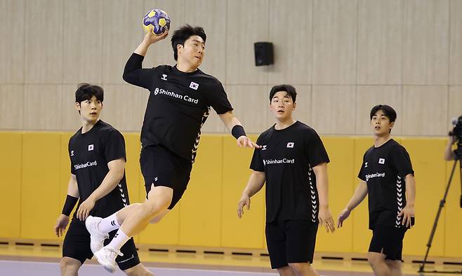 핸드볼 남자 국가대표 선수들이 9일 충북 진천군 진천국가대표선수촌에서 열린 2026 아이치·나고야 아시안게임 핸드볼대표팀 미디어데이에서 공개 훈련을 하고 있다. 연합뉴스