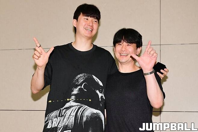 ▲나가사키 벨카 포즈를 취하고 있는 이현중과 나가사키 이토 타쿠마(오른쪽) 단장/ 사진=유용우 기자