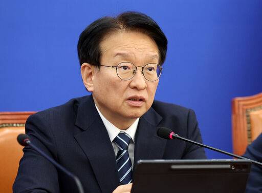 권칠승 더불어민주당 정책위의장이 지난 22일 서울 여의도 국회에서 열린 원내대책회의에서 발언하고 있다. 뉴시스