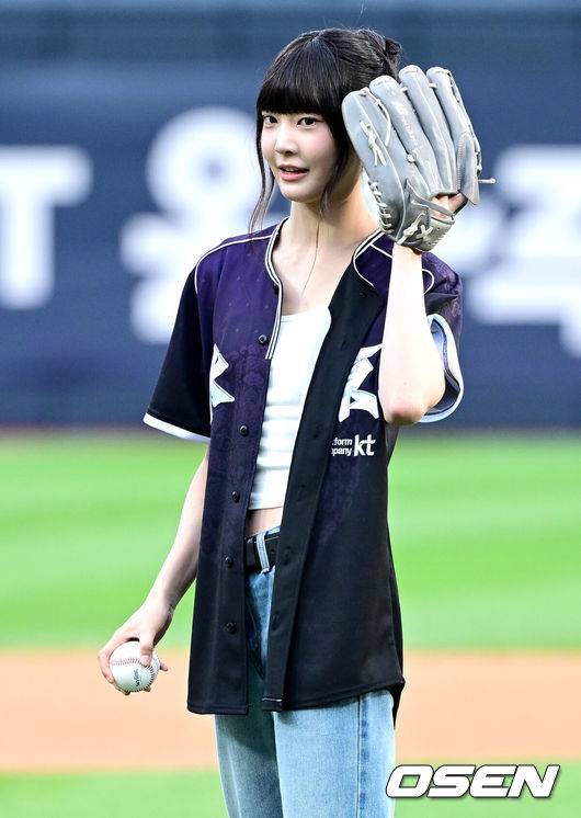 [OSEN=수원, 최규한 기자] 26일 경기도 수원 KT위즈파크에서 ‘2026 신한 SOL Bank KBO리그’ KT 위즈와 키움 히어로즈의 경기가 열렸다.이날 경기 시구와 시타는 걸그룹 튜이드(TUIDE)가 맡았다. 튜이드는 지난달 24일 미니 1집 ‘튠 앤 플레이’(TUNE & PLAY)로 데뷔했다.튜이드 세아가 시구자로 나서 공을 던질 준비를 하고 있다. 2026.09.26 / dreamer@osen.co.kr