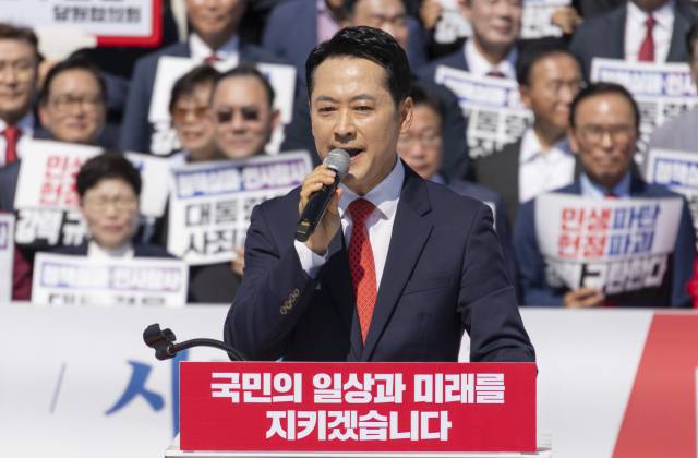 ▲국민의힘 장동혁 대표가 지난 22일 국회 본관 앞에서 열린 이재명 정권 실정 대국민 보고대회에서 연설하고 있다. ⓒ연합뉴스