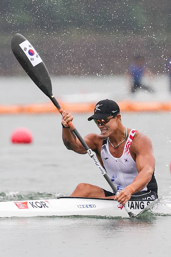 한국 카누 대표팀 장상원이 26일 일본 아이치현 미요시 레이크 카누 코스에서 열린 2026 아이치·나고야 아시안게임 남자 카약 1인승 500m 결승에서 힘차게 물살을 가르고 있다. 장상원은 이날 은메달을 획득했다. 미요시=연합뉴스