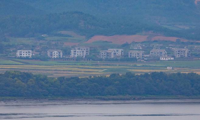 지난 25일 경기 파주시 오두산통일전망대에서 북한 황해북도 개풍군 접경지역 마을이 보이고 있다. 뉴스1