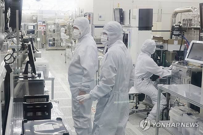 반도체 팹 (대전=연합뉴스) 김주성 기자 = 7월 30일 대전시 유성구 나노종합기술원 반도체 팹(Fab)에서 연구원들이 연구활동을 하고 있다. [연합뉴스 자료사진]