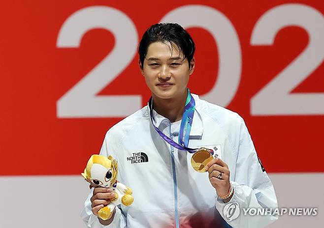금메달 든 오상욱 (도코나메[일본]연합뉴스) 한종찬 기자 = 23일 일본 아이치현 도코나메 아이치 스카이 엑스포에서 열린 2026 아이치·나고야 아시안게임 남자 사브르 개인전에서 금메달을 차지한 오상욱이 메달을 들어 보이고 있다. 2026.9.23 saba@yna.co.kr