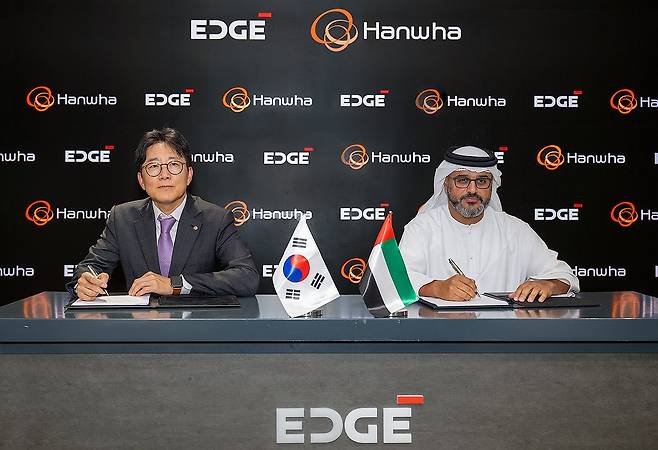 한화시스템·UAE 에지그룹, 통합대공망 구축 협력 (서울=연합뉴스) 양기원 한화시스템 대표(왼쪽)와 하마드 알 마라르 에지 그룹 CEO가 지난 15일(현지시간) UAE 아부다비 에지그룹 본사에서 통합대공망 구축사업에 대한 주요조건합의서에 서명하고 있다. 2026.9.17 [한화시스템 제공. 재판매 및 DB 금지] photo@yna.co.kr