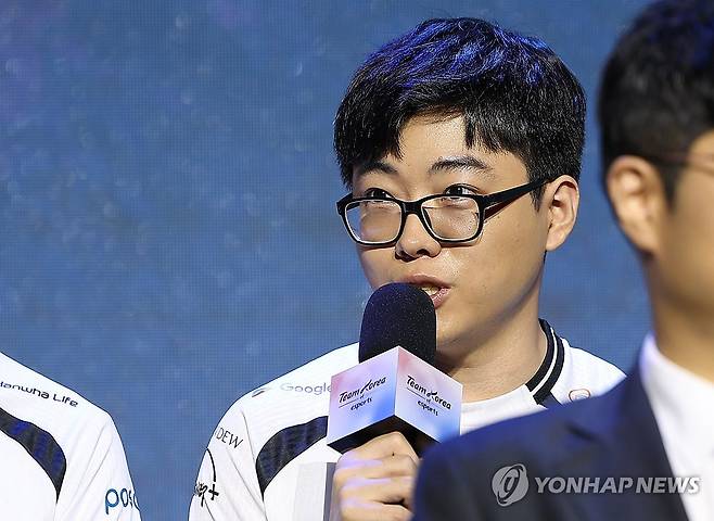 취재진 질문에 답하는 강동신 (서울=연합뉴스) 김성민 기자 = 25일 서울 마포구 상암 큐브 컨벤션 센터에서 열린 아이치-나고야 아시안게임 e스포츠 대한민국 국가대표 출정식에서 뿌요뿌요 챔피언스 종목에 출전하는 강동신이 취재진 질문에 답하고 있다.  2026.8.25 ksm7976@yna.co.kr