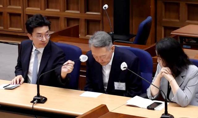윤석열 전 대통령이 27일 서울 서초구 서울중앙지방법원에서 열린 공직선거법 위반 혐의 사건 1심 선고 공판에 출석하고 있다. 서울중앙지법 형사합의21부는 이날 윤 전 대통령에게 징역 1년 6개월에 집행유예 3년을 선고했다. 윤 전 대통령은 대선 후보 시절인 2021년 12월 14일 관훈클럽 초청 토론회에서