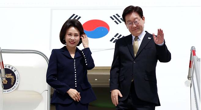 멕시코 국빈방문을 마친 이재명(오른쪽) 대통령과 김혜경 여사가 26일 멕시코 펠리페 앙헬레스 국제공항에 도착해 공군 1호기에 올라 인사를 하고 있다. 숨팡고=뉴시스