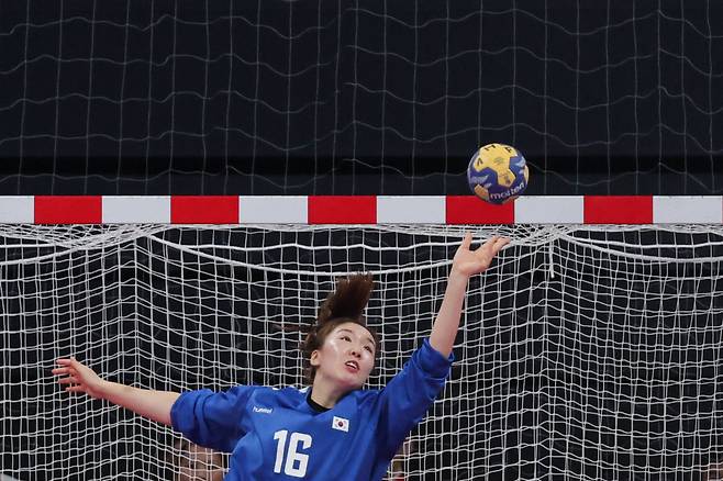 한국 박새영이 27일 일본 아이치현 이나자와 엔트리오에서 열린 2026 아이치·나고야 아시안게임 여자 핸드볼 풀리그 최종전에서 일본의 슛을 막아내고 있다.  연합뉴스