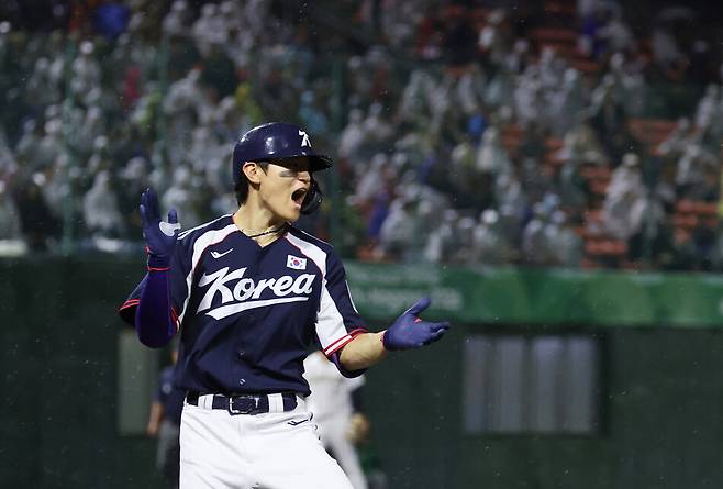 27일 일본 아이치현 도요하시 시민구장에서 열린 2026 아이치·나고야 아시안게임 결승 한국과 일본의 경기. 1회초 1사 1루 상황에서 한국 김도영이 안타를 친 뒤 기뻐하고 있다. 연합뉴스