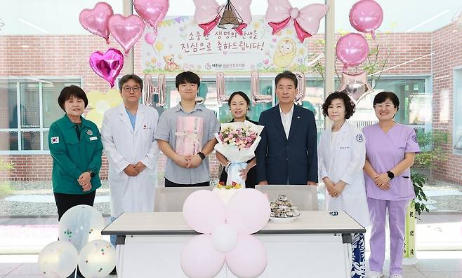 18일 예천군 공공산후조리원에서 열린 첫 입소 환영식에서 관계자들이 기념 촬영하고 있다. 예천군 제공