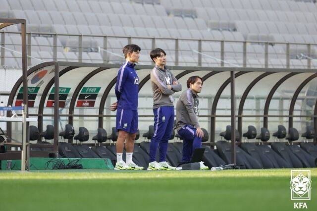 축구대표팀 미드필더 황인범이 27일 서울월드컵경기장에서 진행된 훈련에서 휴식을 취했다./대한축구협회 제공