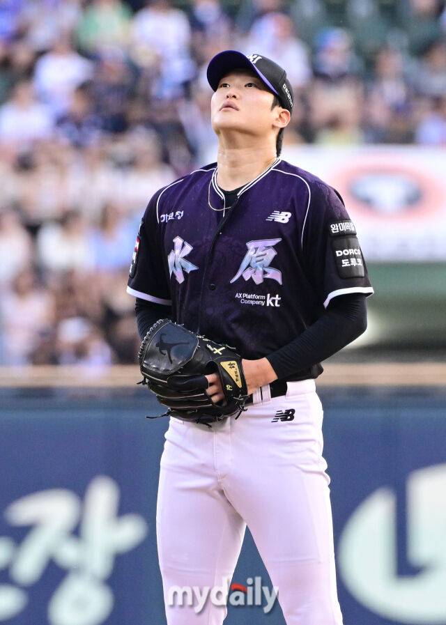 27일 오후 서울 잠실야구장에서 진행된 '2026 신한 SOL KBO 리그' KT위즈와 두산 베어스의 경기. KT 선발 배제성이 투구 준비를 하고 있다./잠실=곽경훈 기자