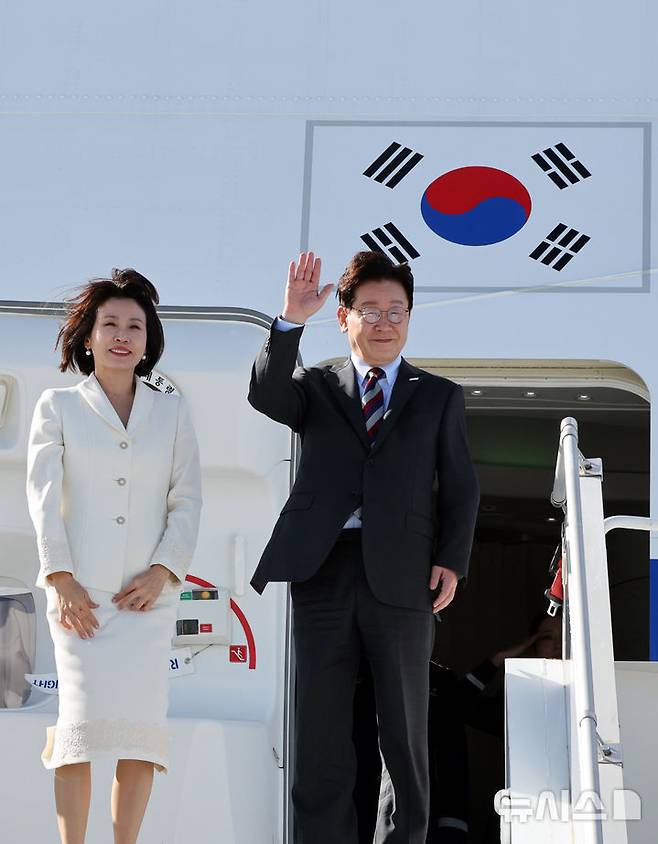 [뉴욕=뉴시스] 김진아 기자 = 유엔 총회 관련 일정을 마친 이재명 대통령과 김혜경 여사가 23일(현지 시간) 미국 뉴욕 JFK 국제공항에서 멕시코로 출발하며 인사하고 있다. 2026.09.24. bluesoda@newsis.com