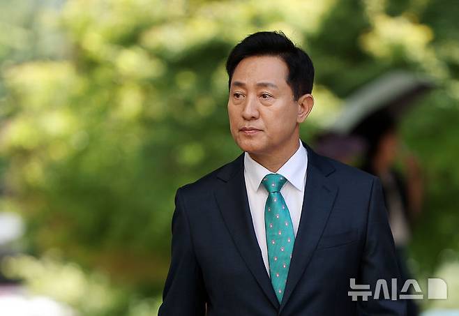 [서울=뉴시스] 김명년 기자 = 여론조사비 대납 의혹을 받는 오세훈 서울시장이 지난 16일 오후 서울 서초구 서울고등법원에서 열린 항소심 5차 공판에 출석하고 있다. 2026.09.27. kmn@newsis.com