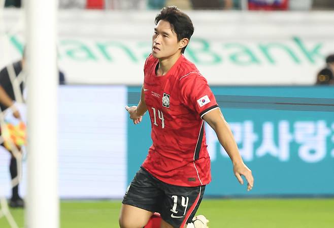 24일 경기도 수원월드컵경기장에서 열린 축구 국가대표팀 평가전 대한민국과 에콰도르의 경기. 한국 세 번째 골을 넣은 이동경이 기뻐하고 있다. 뉴스