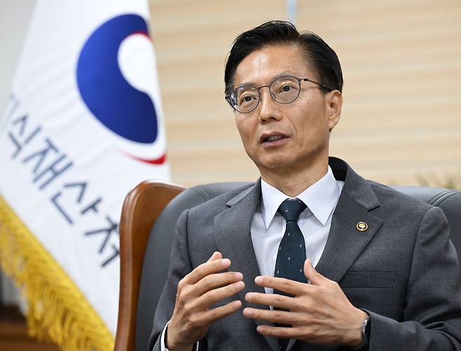 김용선 지식재산처장이 27일 서울사무소에서 국내 핵심기술을 보호하기 위한 정책을 설명하고 있다. 성형주 기자